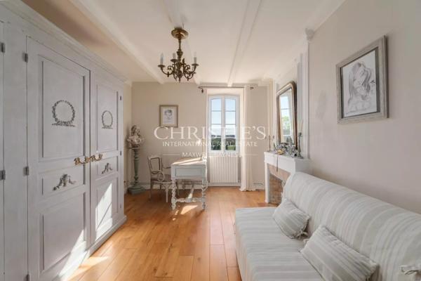 À moins d’une 1h de Bordeaux – Château du XVIII ème siècle – 700m² sur 11 hectares, piscine avec vue