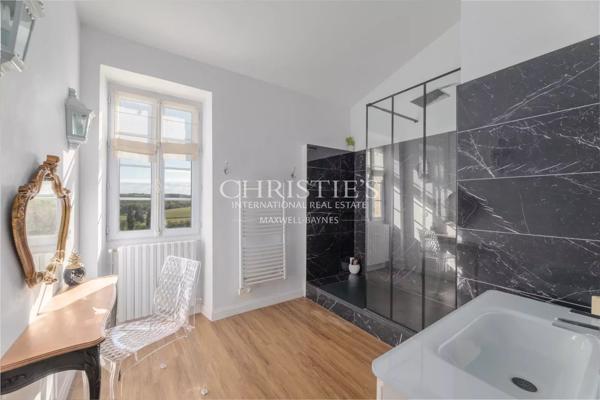 À moins d’une 1h de Bordeaux – Château du XVIII ème siècle – 700m² sur 11 hectares, piscine avec vue