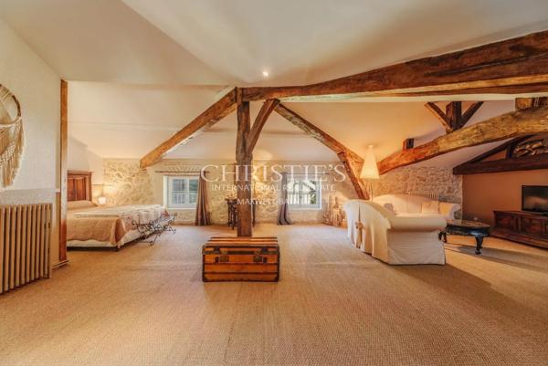 À moins d’une 1h de Bordeaux – Château du XVIII ème siècle – 700m² sur 11 hectares, piscine avec vue