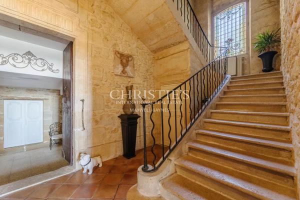 À moins d’une 1h de Bordeaux – Château du XVIII ème siècle – 700m² sur 11 hectares, piscine avec vue