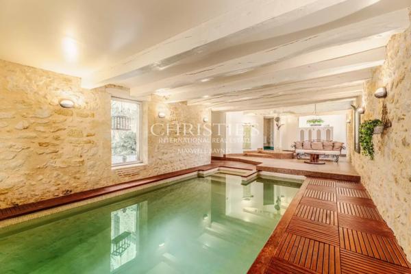 À moins d’une 1h de Bordeaux – Château du XVIII ème siècle – 700m² sur 11 hectares, piscine avec vue