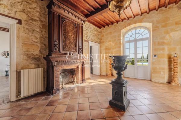 À moins d’une 1h de Bordeaux – Château du XVIII ème siècle – 700m² sur 11 hectares, piscine avec vue