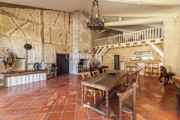 À moins d’une 1h de Bordeaux – Château du XVIII ème siècle – 700m² sur 11 hectares, piscine avec vue