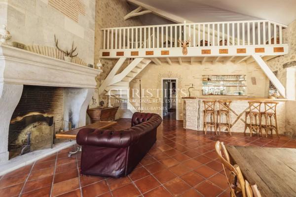 À moins d’une 1h de Bordeaux – Château du XVIII ème siècle – 700m² sur 11 hectares, piscine avec vue