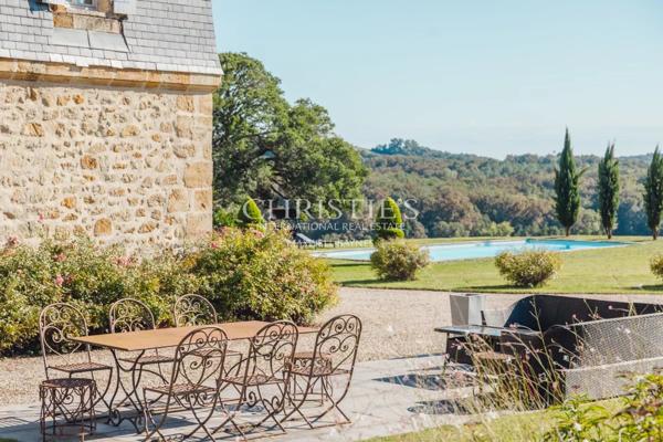 À moins d’une 1h de Bordeaux – Château du XVIII ème siècle – 700m² sur 11 hectares, piscine avec vue