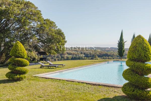À moins d’une 1h de Bordeaux – Château du XVIII ème siècle – 700m² sur 11 hectares, piscine avec vue