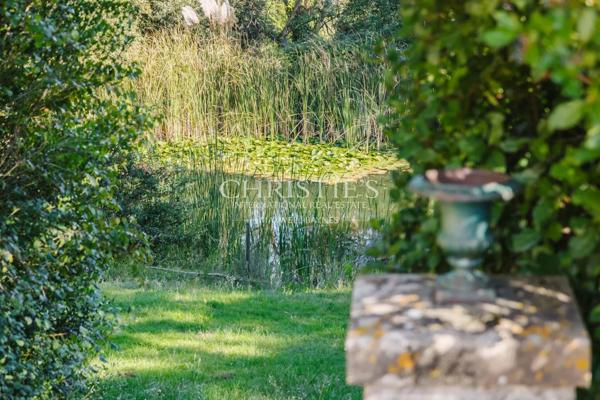 À moins d’une 1h de Bordeaux – Château du XVIII ème siècle – 700m² sur 11 hectares, piscine avec vue