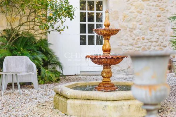 À moins d’une 1h de Bordeaux – Château du XVIII ème siècle – 700m² sur 11 hectares, piscine avec vue