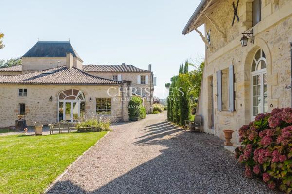 À moins d’une 1h de Bordeaux – Château du XVIII ème siècle – 700m² sur 11 hectares, piscine avec vue