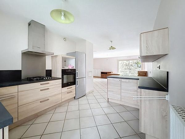 A vendre Angers secteur Camus, la meignanne, Roc épine, appartement type 3, 2 chambres, cuisine semi ouverte aménagée équipée, séjour avec balcon, cave et garage.