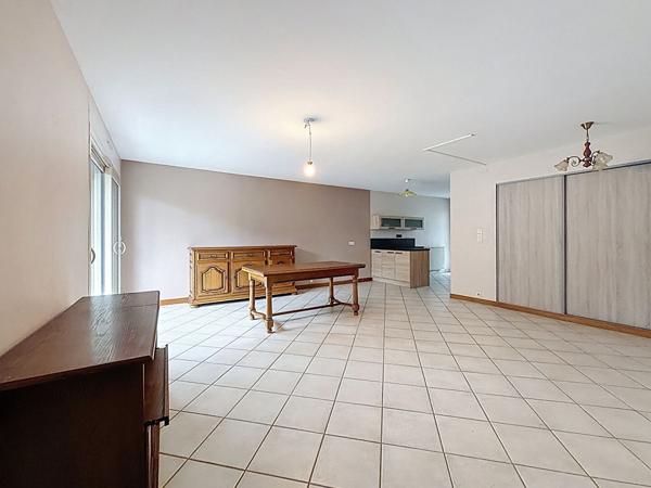 A vendre Angers secteur Camus, la meignanne, Roc épine, appartement type 3, 2 chambres, cuisine semi ouverte aménagée équipée, séjour avec balcon, cave et garage.