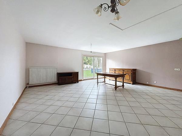 A vendre Angers secteur Camus, la meignanne, Roc épine, appartement type 3, 2 chambres, cuisine semi ouverte aménagée équipée, séjour avec balcon, cave et garage.