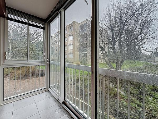 A vendre Angers secteur Camus, la meignanne, Roc épine, appartement type 3, 2 chambres, cuisine semi ouverte aménagée équipée, séjour avec balcon, cave et garage.