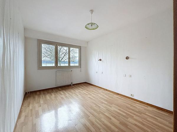 A vendre Angers secteur Camus, la meignanne, Roc épine, appartement type 3, 2 chambres, cuisine semi ouverte aménagée équipée, séjour avec balcon, cave et garage.