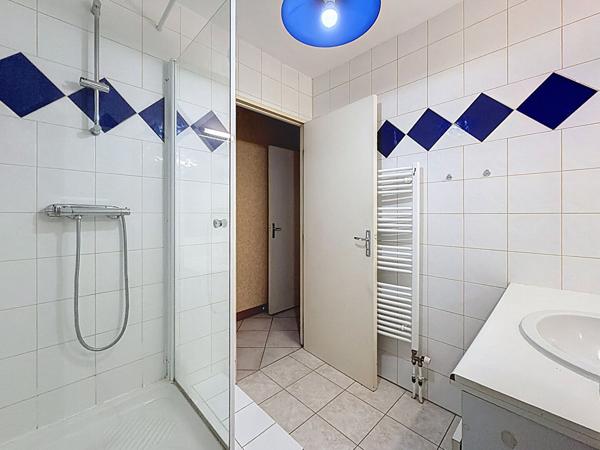 A vendre Angers secteur Camus, la meignanne, Roc épine, appartement type 3, 2 chambres, cuisine semi ouverte aménagée équipée, séjour avec balcon, cave et garage.