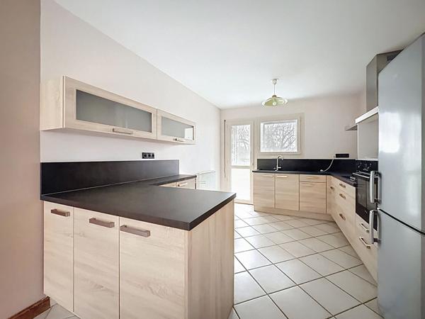 A vendre Angers secteur Camus, la meignanne, Roc épine, appartement type 3, 2 chambres, cuisine semi ouverte aménagée équipée, séjour avec balcon, cave et garage.