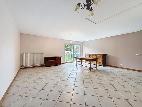 A vendre Angers secteur Camus, la meignanne, Roc épine, appartement type 3, 2 chambres, cuisine semi ouverte aménagée équipée, séjour avec balcon, cave et garage.