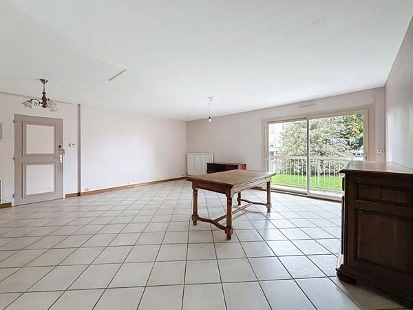 A vendre Angers secteur Camus, la meignanne, Roc épine, appartement type 3, 2 chambres, cuisine semi ouverte aménagée équipée, séjour avec balcon, cave et garage.