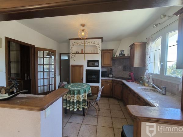 Villa d'exception de 140 m2, jardin de 3096 m2 arborés, et piscine.