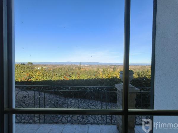 Villa d'exception de 140 m2, jardin de 3096 m2 arborés, et piscine.