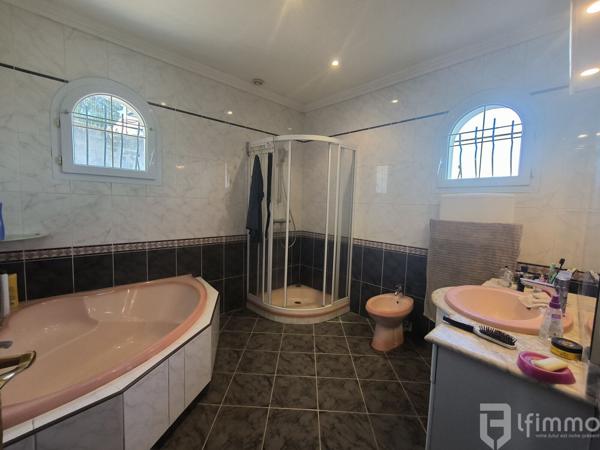 Villa d'exception de 140 m2, jardin de 3096 m2 arborés, et piscine.