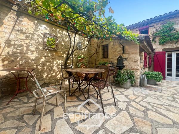 MERINDOL  MAISON DE CHARME, cour extérieure et roof top,2 chambres, 1 pièce,  1 bureau, 1 cave,  au cœur du village  A DECOUVRIR !