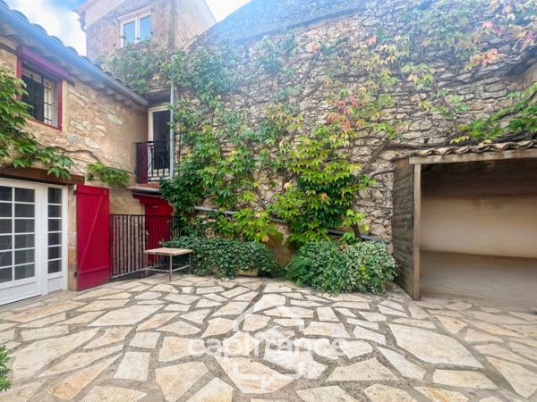 MERINDOL  MAISON DE CHARME, cour extérieure et roof top,2 chambres, 1 pièce,  1 bureau, 1 cave,  au cœur du village  A DECOUVRIR !