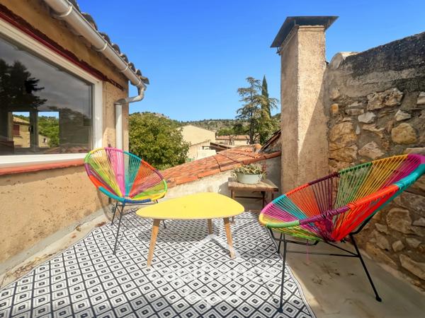MERINDOL  MAISON DE CHARME, cour extérieure et roof top,2 chambres, 1 pièce,  1 bureau, 1 cave,  au cœur du village  A DECOUVRIR !