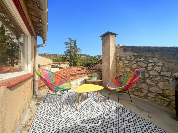 MERINDOL  MAISON DE CHARME, cour extérieure et roof top,2 chambres, 1 pièce,  1 bureau, 1 cave,  au cœur du village  A DECOUVRIR !