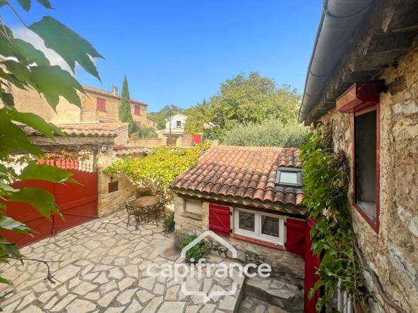 MERINDOL  MAISON DE CHARME, cour extérieure et roof top,2 chambres, 1 pièce,  1 bureau, 1 cave,  au cœur du village  A DECOUVRIR !