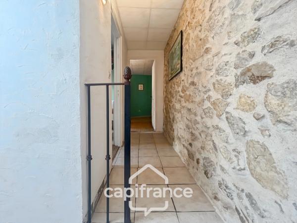 MERINDOL  MAISON DE CHARME, cour extérieure et roof top,2 chambres, 1 pièce,  1 bureau, 1 cave,  au cœur du village  A DECOUVRIR !