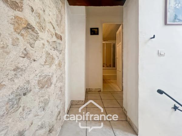 MERINDOL  MAISON DE CHARME, cour extérieure et roof top,2 chambres, 1 pièce,  1 bureau, 1 cave,  au cœur du village  A DECOUVRIR !