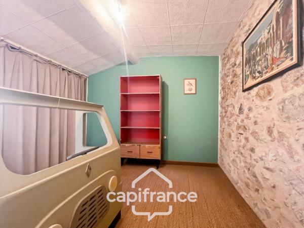 MERINDOL  MAISON DE CHARME, cour extérieure et roof top,2 chambres, 1 pièce,  1 bureau, 1 cave,  au cœur du village  A DECOUVRIR !
