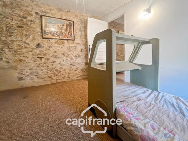 MERINDOL  MAISON DE CHARME, cour extérieure et roof top,2 chambres, 1 pièce,  1 bureau, 1 cave,  au cœur du village  A DECOUVRIR !