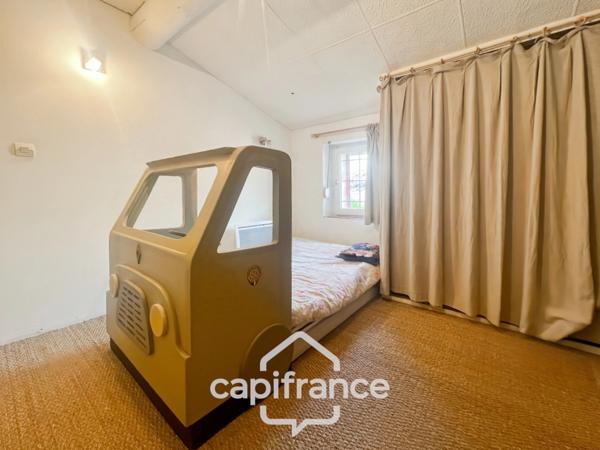 MERINDOL  MAISON DE CHARME, cour extérieure et roof top,2 chambres, 1 pièce,  1 bureau, 1 cave,  au cœur du village  A DECOUVRIR !