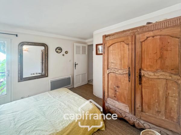 MERINDOL  MAISON DE CHARME, cour extérieure et roof top,2 chambres, 1 pièce,  1 bureau, 1 cave,  au cœur du village  A DECOUVRIR !