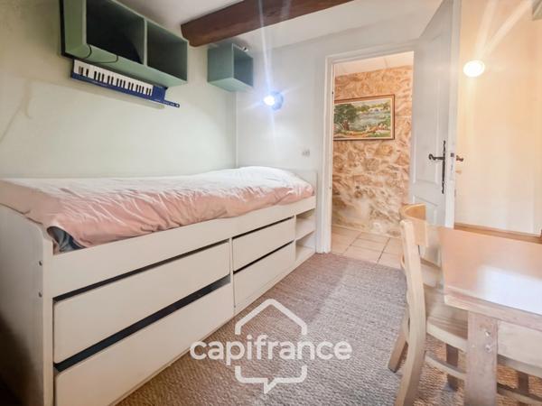MERINDOL  MAISON DE CHARME, cour extérieure et roof top,2 chambres, 1 pièce,  1 bureau, 1 cave,  au cœur du village  A DECOUVRIR !