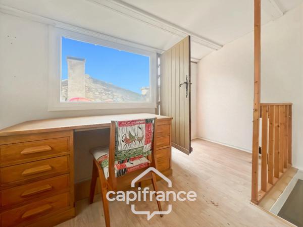 MERINDOL  MAISON DE CHARME, cour extérieure et roof top,2 chambres, 1 pièce,  1 bureau, 1 cave,  au cœur du village  A DECOUVRIR !