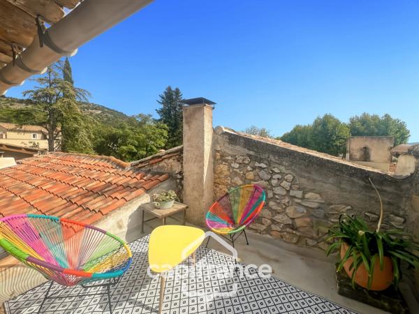 MERINDOL  MAISON DE CHARME, cour extérieure et roof top,2 chambres, 1 pièce,  1 bureau, 1 cave,  au cœur du village  A DECOUVRIR !