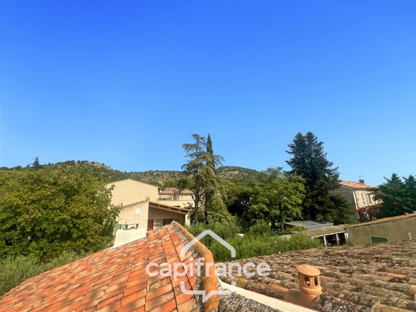MERINDOL  MAISON DE CHARME, cour extérieure et roof top,2 chambres, 1 pièce,  1 bureau, 1 cave,  au cœur du village  A DECOUVRIR !