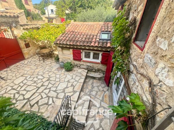 MERINDOL  MAISON DE CHARME, cour extérieure et roof top,2 chambres, 1 pièce,  1 bureau, 1 cave,  au cœur du village  A DECOUVRIR !