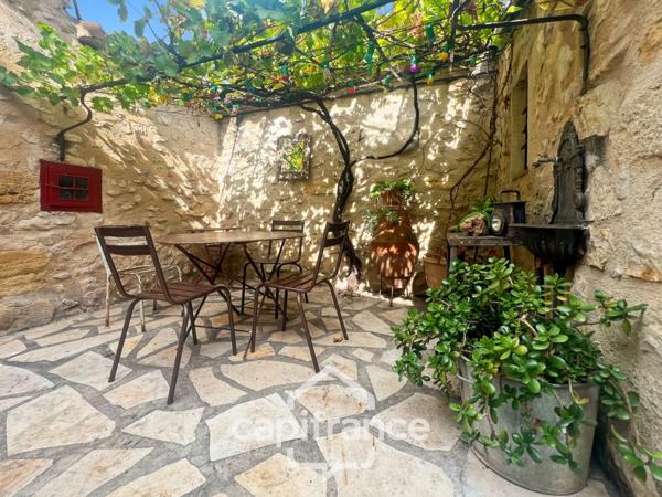 MERINDOL  MAISON DE CHARME, cour extérieure et roof top,2 chambres, 1 pièce,  1 bureau, 1 cave,  au cœur du village  A DECOUVRIR !
