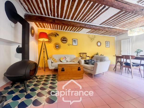 MERINDOL  MAISON DE CHARME, cour extérieure et roof top,2 chambres, 1 pièce,  1 bureau, 1 cave,  au cœur du village  A DECOUVRIR !