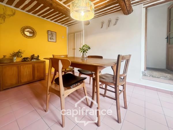 MERINDOL  MAISON DE CHARME, cour extérieure et roof top,2 chambres, 1 pièce,  1 bureau, 1 cave,  au cœur du village  A DECOUVRIR !