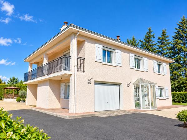 Découvrez cette maison familiale d’environ 165 m² habitables, implantée sur un terrain clos et arboré d’environ 3 400 m², offrant de beaux volumes et surtout de nombreuses possibilités d’évolution.
Au rez-de-chaussée, une grande entrée dessert deux chambres, un salon d’environ 18 m², une salle d’eau et un WC indépendant.
À l’étage, vous trouverez deux chambres, un bureau pouvant faire office de cinquième chambre, une cuisine ainsi qu’une grande pièce de vie ouverte salon/salle à manger donnant directement sur la terrasse. Une salle de bains complète ce niveau.
Les combles aménageables offrent encore un potentiel supplémentaire.
La maison dispose également d’un garage intégré avec espace atelier, accessible depuis l’habitation, ainsi que d’une cave.
À l’extérieur, vous profiterez d’un terrain clos et arboré accueillant un espace loisirs avec piscine, cuisine d’été, terrain de pétanque et dépendance.
Un emplacement particulièrement intéressant : la propriété bénéficie d’un accès rapide à l’autoroute, tout en étant préservée de ses nuisances. Cette proximité constitue un véritable avantage pour les déplacements quotidiens mais également dans le cadre d’un projet professionnel ou d’un éventuel changement de destination.
Autre atout majeur : l’intégralité de la parcelle d’environ 3 400 m² est située en zone urbaine, ouvrant de nombreuses perspectives, sous réserve des règles d’urbanisme et des autorisations nécessaires : construction(s) supplémentaire(s), activité médicale ou paramédicale, professions libérales, bureaux, restauration ou autres projets compatibles avec le PLU.
Une propriété rare par la combinaison de ses 165 m² habitables, son grand terrain, ses équipements et son potentiel de développement, aussi adaptée à un projet familial qu’à un projet professionnel.