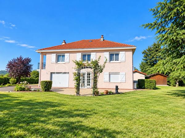 Découvrez cette maison familiale d’environ 165 m² habitables, implantée sur un terrain clos et arboré d’environ 3 400 m², offrant de beaux volumes et surtout de nombreuses possibilités d’évolution.
Au rez-de-chaussée, une grande entrée dessert deux chambres, un salon d’environ 18 m², une salle d’eau et un WC indépendant.
À l’étage, vous trouverez deux chambres, un bureau pouvant faire office de cinquième chambre, une cuisine ainsi qu’une grande pièce de vie ouverte salon/salle à manger donnant directement sur la terrasse. Une salle de bains complète ce niveau.
Les combles aménageables offrent encore un potentiel supplémentaire.
La maison dispose également d’un garage intégré avec espace atelier, accessible depuis l’habitation, ainsi que d’une cave.
À l’extérieur, vous profiterez d’un terrain clos et arboré accueillant un espace loisirs avec piscine, cuisine d’été, terrain de pétanque et dépendance.
Un emplacement particulièrement intéressant : la propriété bénéficie d’un accès rapide à l’autoroute, tout en étant préservée de ses nuisances. Cette proximité constitue un véritable avantage pour les déplacements quotidiens mais également dans le cadre d’un projet professionnel ou d’un éventuel changement de destination.
Autre atout majeur : l’intégralité de la parcelle d’environ 3 400 m² est située en zone urbaine, ouvrant de nombreuses perspectives, sous réserve des règles d’urbanisme et des autorisations nécessaires : construction(s) supplémentaire(s), activité médicale ou paramédicale, professions libérales, bureaux, restauration ou autres projets compatibles avec le PLU.
Une propriété rare par la combinaison de ses 165 m² habitables, son grand terrain, ses équipements et son potentiel de développement, aussi adaptée à un projet familial qu’à un projet professionnel.