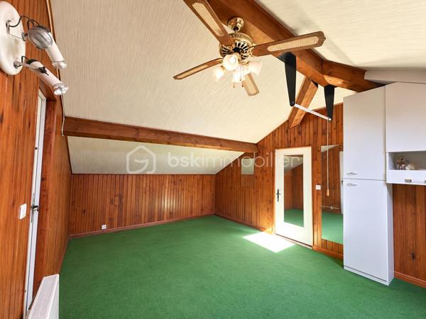 Découvrez cette maison familiale d’environ 165 m² habitables, implantée sur un terrain clos et arboré d’environ 3 400 m², offrant de beaux volumes et surtout de nombreuses possibilités d’évolution.
Au rez-de-chaussée, une grande entrée dessert deux chambres, un salon d’environ 18 m², une salle d’eau et un WC indépendant.
À l’étage, vous trouverez deux chambres, un bureau pouvant faire office de cinquième chambre, une cuisine ainsi qu’une grande pièce de vie ouverte salon/salle à manger donnant directement sur la terrasse. Une salle de bains complète ce niveau.
Les combles aménageables offrent encore un potentiel supplémentaire.
La maison dispose également d’un garage intégré avec espace atelier, accessible depuis l’habitation, ainsi que d’une cave.
À l’extérieur, vous profiterez d’un terrain clos et arboré accueillant un espace loisirs avec piscine, cuisine d’été, terrain de pétanque et dépendance.
Un emplacement particulièrement intéressant : la propriété bénéficie d’un accès rapide à l’autoroute, tout en étant préservée de ses nuisances. Cette proximité constitue un véritable avantage pour les déplacements quotidiens mais également dans le cadre d’un projet professionnel ou d’un éventuel changement de destination.
Autre atout majeur : l’intégralité de la parcelle d’environ 3 400 m² est située en zone urbaine, ouvrant de nombreuses perspectives, sous réserve des règles d’urbanisme et des autorisations nécessaires : construction(s) supplémentaire(s), activité médicale ou paramédicale, professions libérales, bureaux, restauration ou autres projets compatibles avec le PLU.
Une propriété rare par la combinaison de ses 165 m² habitables, son grand terrain, ses équipements et son potentiel de développement, aussi adaptée à un projet familial qu’à un projet professionnel.