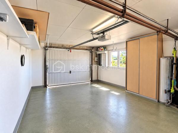 Découvrez cette maison familiale d’environ 165 m² habitables, implantée sur un terrain clos et arboré d’environ 3 400 m², offrant de beaux volumes et surtout de nombreuses possibilités d’évolution.
Au rez-de-chaussée, une grande entrée dessert deux chambres, un salon d’environ 18 m², une salle d’eau et un WC indépendant.
À l’étage, vous trouverez deux chambres, un bureau pouvant faire office de cinquième chambre, une cuisine ainsi qu’une grande pièce de vie ouverte salon/salle à manger donnant directement sur la terrasse. Une salle de bains complète ce niveau.
Les combles aménageables offrent encore un potentiel supplémentaire.
La maison dispose également d’un garage intégré avec espace atelier, accessible depuis l’habitation, ainsi que d’une cave.
À l’extérieur, vous profiterez d’un terrain clos et arboré accueillant un espace loisirs avec piscine, cuisine d’été, terrain de pétanque et dépendance.
Un emplacement particulièrement intéressant : la propriété bénéficie d’un accès rapide à l’autoroute, tout en étant préservée de ses nuisances. Cette proximité constitue un véritable avantage pour les déplacements quotidiens mais également dans le cadre d’un projet professionnel ou d’un éventuel changement de destination.
Autre atout majeur : l’intégralité de la parcelle d’environ 3 400 m² est située en zone urbaine, ouvrant de nombreuses perspectives, sous réserve des règles d’urbanisme et des autorisations nécessaires : construction(s) supplémentaire(s), activité médicale ou paramédicale, professions libérales, bureaux, restauration ou autres projets compatibles avec le PLU.
Une propriété rare par la combinaison de ses 165 m² habitables, son grand terrain, ses équipements et son potentiel de développement, aussi adaptée à un projet familial qu’à un projet professionnel.