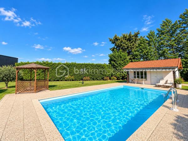Découvrez cette maison familiale d’environ 165 m² habitables, implantée sur un terrain clos et arboré d’environ 3 400 m², offrant de beaux volumes et surtout de nombreuses possibilités d’évolution.
Au rez-de-chaussée, une grande entrée dessert deux chambres, un salon d’environ 18 m², une salle d’eau et un WC indépendant.
À l’étage, vous trouverez deux chambres, un bureau pouvant faire office de cinquième chambre, une cuisine ainsi qu’une grande pièce de vie ouverte salon/salle à manger donnant directement sur la terrasse. Une salle de bains complète ce niveau.
Les combles aménageables offrent encore un potentiel supplémentaire.
La maison dispose également d’un garage intégré avec espace atelier, accessible depuis l’habitation, ainsi que d’une cave.
À l’extérieur, vous profiterez d’un terrain clos et arboré accueillant un espace loisirs avec piscine, cuisine d’été, terrain de pétanque et dépendance.
Un emplacement particulièrement intéressant : la propriété bénéficie d’un accès rapide à l’autoroute, tout en étant préservée de ses nuisances. Cette proximité constitue un véritable avantage pour les déplacements quotidiens mais également dans le cadre d’un projet professionnel ou d’un éventuel changement de destination.
Autre atout majeur : l’intégralité de la parcelle d’environ 3 400 m² est située en zone urbaine, ouvrant de nombreuses perspectives, sous réserve des règles d’urbanisme et des autorisations nécessaires : construction(s) supplémentaire(s), activité médicale ou paramédicale, professions libérales, bureaux, restauration ou autres projets compatibles avec le PLU.
Une propriété rare par la combinaison de ses 165 m² habitables, son grand terrain, ses équipements et son potentiel de développement, aussi adaptée à un projet familial qu’à un projet professionnel.