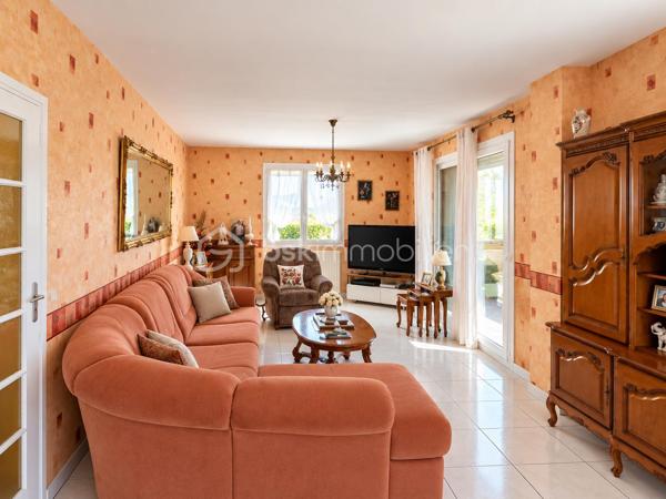 Découvrez cette maison familiale d’environ 165 m² habitables, implantée sur un terrain clos et arboré d’environ 3 400 m², offrant de beaux volumes et surtout de nombreuses possibilités d’évolution.
Au rez-de-chaussée, une grande entrée dessert deux chambres, un salon d’environ 18 m², une salle d’eau et un WC indépendant.
À l’étage, vous trouverez deux chambres, un bureau pouvant faire office de cinquième chambre, une cuisine ainsi qu’une grande pièce de vie ouverte salon/salle à manger donnant directement sur la terrasse. Une salle de bains complète ce niveau.
Les combles aménageables offrent encore un potentiel supplémentaire.
La maison dispose également d’un garage intégré avec espace atelier, accessible depuis l’habitation, ainsi que d’une cave.
À l’extérieur, vous profiterez d’un terrain clos et arboré accueillant un espace loisirs avec piscine, cuisine d’été, terrain de pétanque et dépendance.
Un emplacement particulièrement intéressant : la propriété bénéficie d’un accès rapide à l’autoroute, tout en étant préservée de ses nuisances. Cette proximité constitue un véritable avantage pour les déplacements quotidiens mais également dans le cadre d’un projet professionnel ou d’un éventuel changement de destination.
Autre atout majeur : l’intégralité de la parcelle d’environ 3 400 m² est située en zone urbaine, ouvrant de nombreuses perspectives, sous réserve des règles d’urbanisme et des autorisations nécessaires : construction(s) supplémentaire(s), activité médicale ou paramédicale, professions libérales, bureaux, restauration ou autres projets compatibles avec le PLU.
Une propriété rare par la combinaison de ses 165 m² habitables, son grand terrain, ses équipements et son potentiel de développement, aussi adaptée à un projet familial qu’à un projet professionnel.